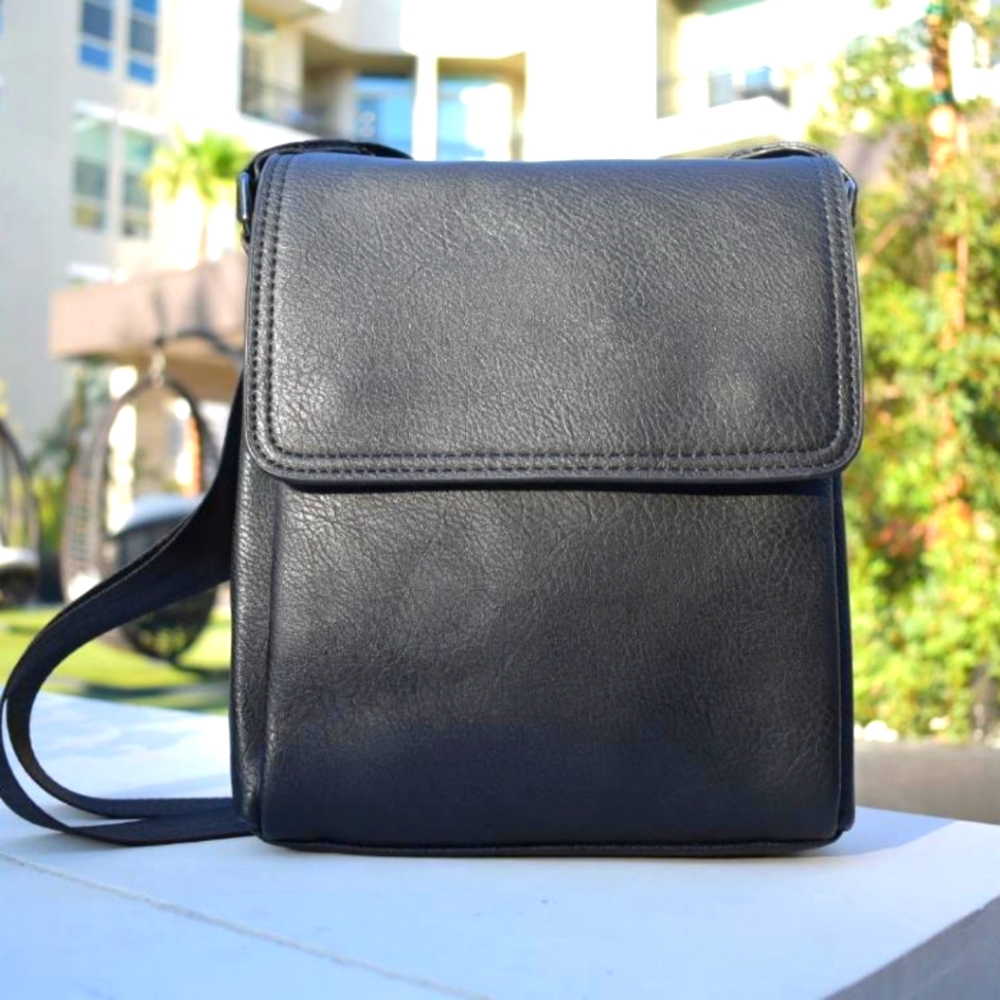 A R New York Women's Black Leather Multi Compartment Messenger-Style Crossbody - Picture 1 of 8